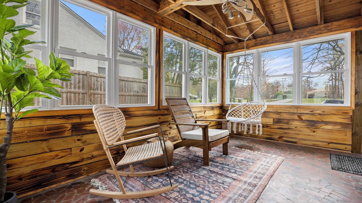 Greensboro House | Sports Bar + Work Center + 6 TVs + Fully Fenced Backyard