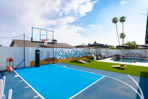 Glendale House | Sportscourt Hot Tub & Pool Game Room Cornhole BBQ