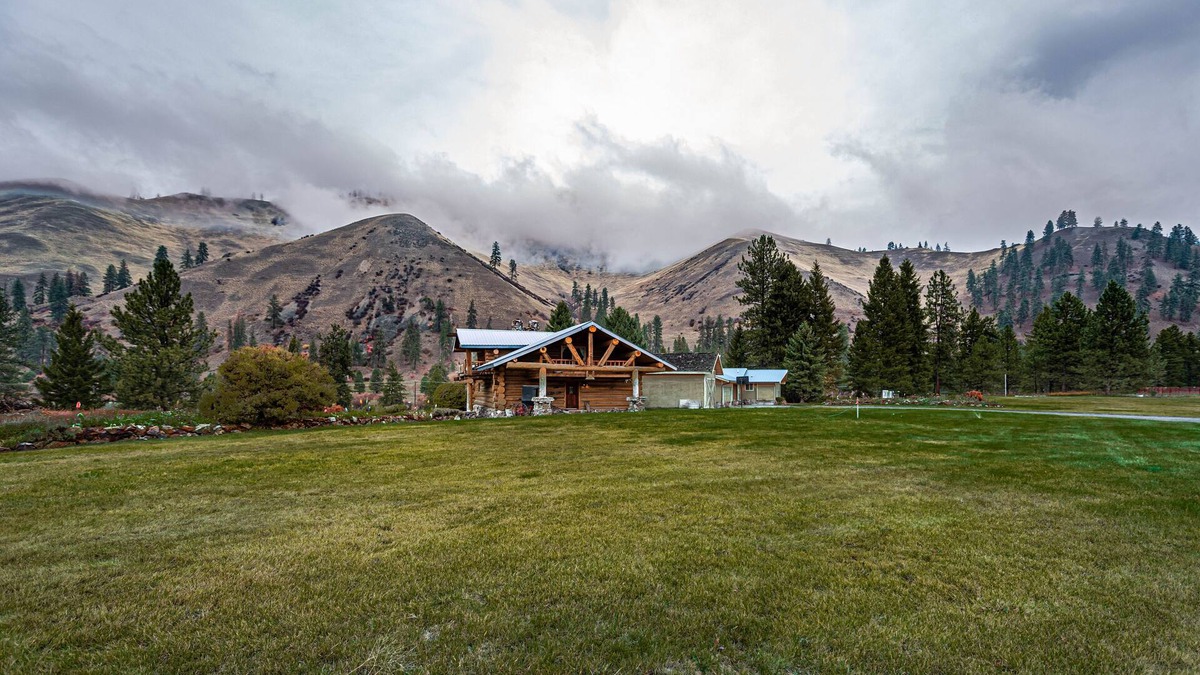 Mineral County Cabin | ⭐ Sportsman Dream Riverfront SKI PASS.Fireplace⭐