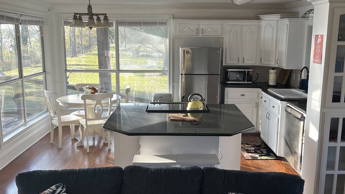 Lottie House | Sportsman's Paradise Secluded Home With Guest House.