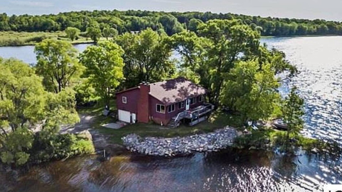 Squaw Lake Cabin | Sportsman’s Dream on Round Lake! Lookout cabin-Minnesota Northwoods-Sleeps 8nn