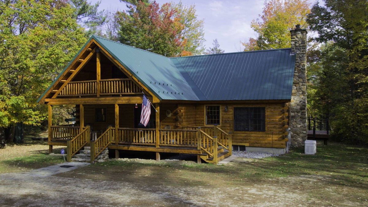 Bethel House | Sportsmans Retreat - Beautiful, Authentic Log Cabin located 5 minutes from Bethel!