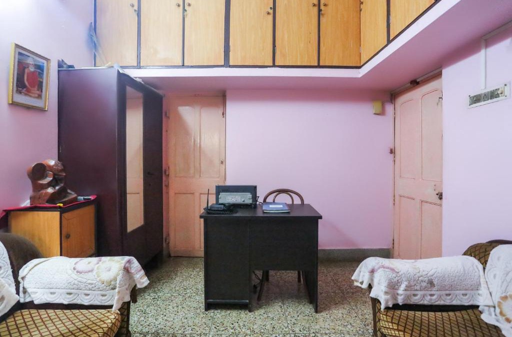 Garia Hotel | SPOT ON Biswabani Guest House Near Kavi Nazrul Metro Station