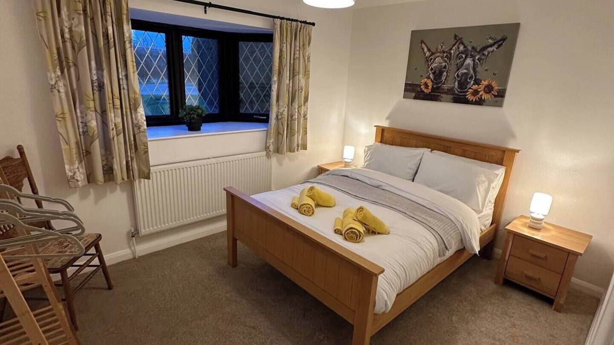 Keyingham House | Spotless 3 bedroom cottage newly refurbished comfortable country location with free parking