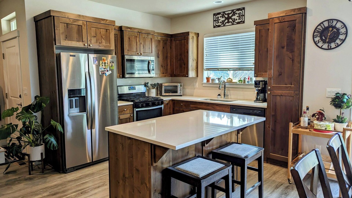 Larkspur House | Spotless 3 BR Townhouse with Gym, A/C, WiFi in Central Bend