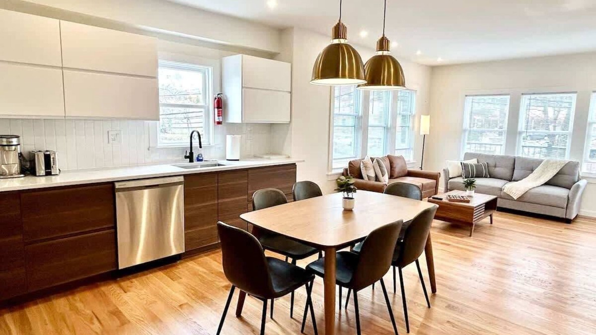 Arlington Apartment | Spotless and Modern Apt w/2Ba,W/D,King Bed,Parking