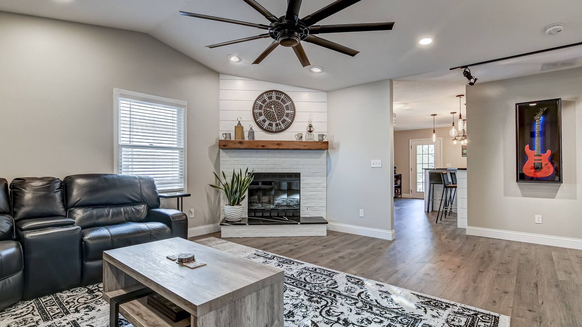 Chatham House | Spotless and Simple Trendy Condo Chatham/Springfield