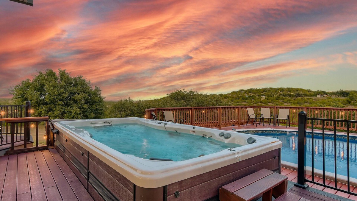 Tres Vistas House | Sprawling 10-Acre Estate with Breathtaking Sunsets – Perfect for Large Groups!