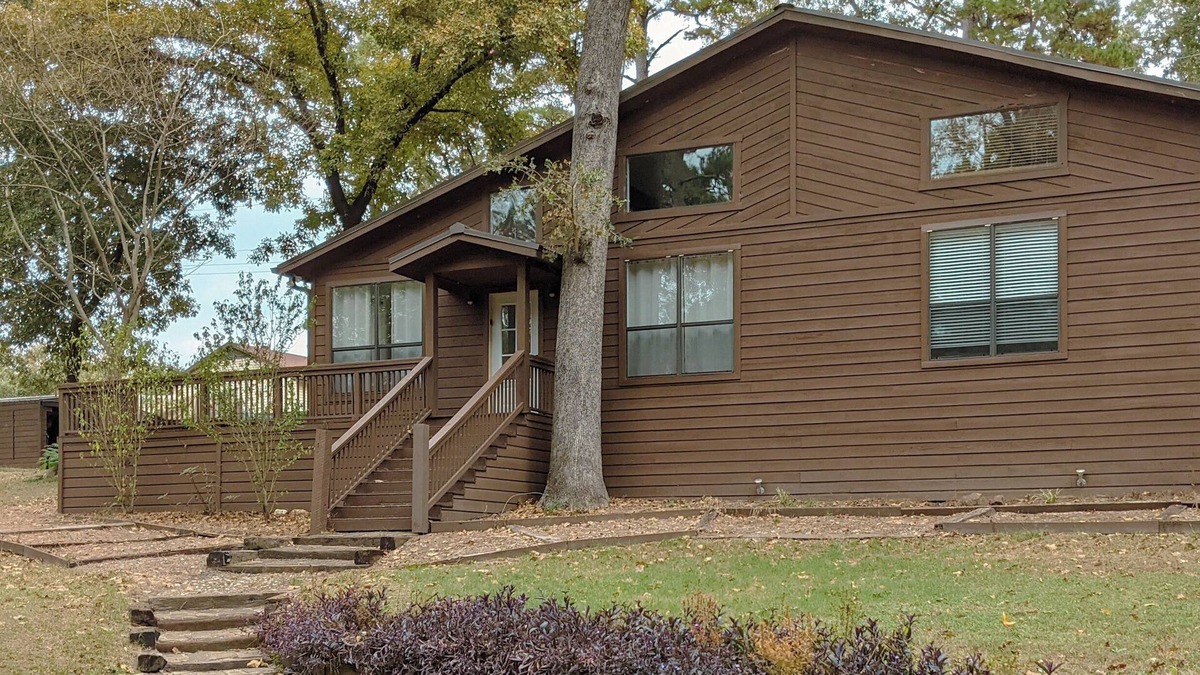 Scroggins House | Sprawling 3-bedroom house in delightful Scroggins with WiFi, AC and lakeview