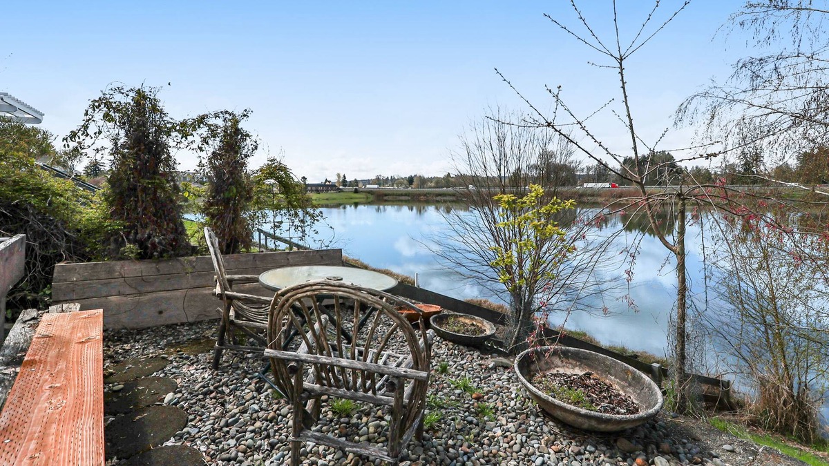 Centralia House | Sprawling and colorful lakefront home with patio