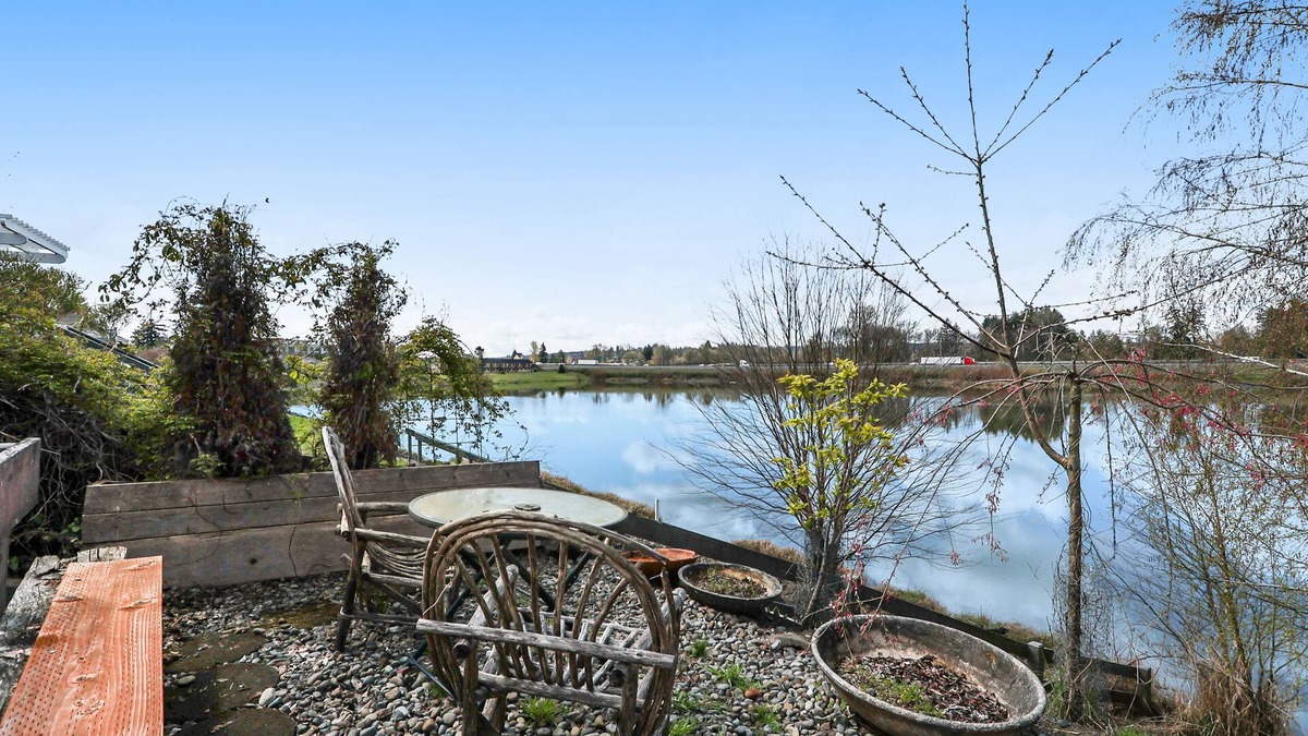 Centralia House | Sprawling and colorful lakefront home with patio
