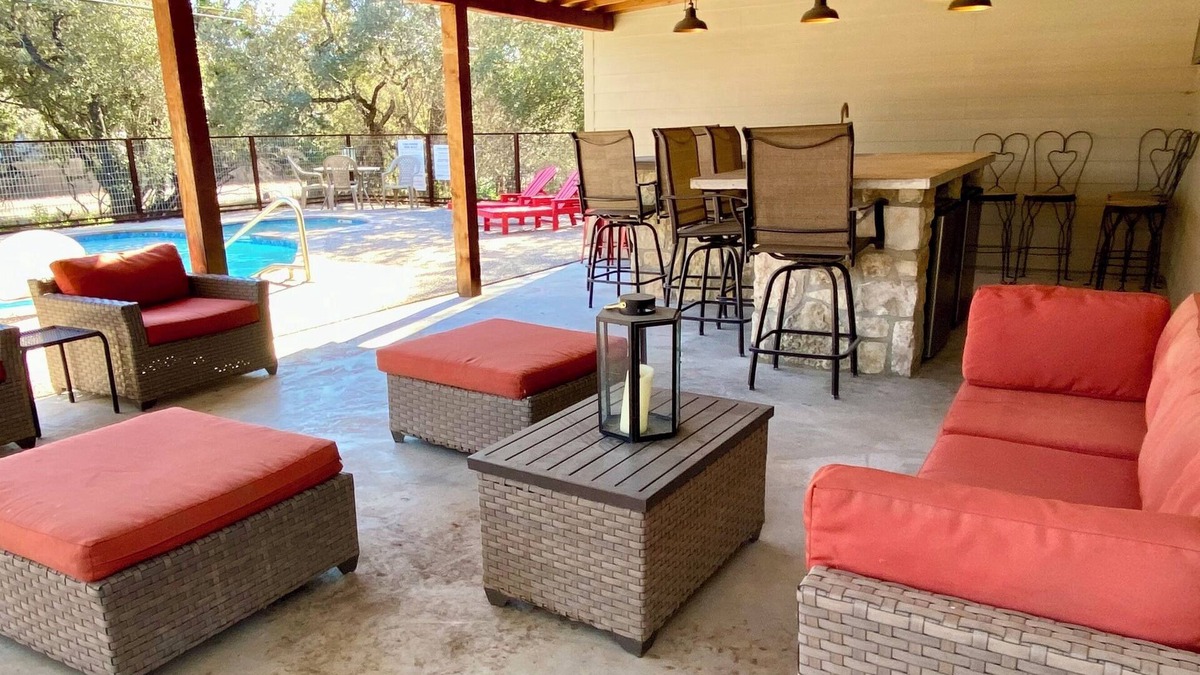 Concan House | Sprawling Hacienda~Party Pool, Cabana, Casita, Lux Kitchen, 1 Minute 2 Frio !