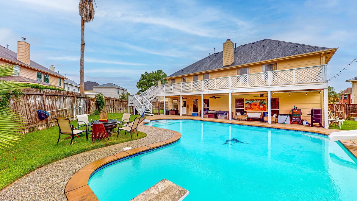 Spring House | Sprawling home with enclosed yard, pool, balcony, fireplaces, & AC - dogs ok