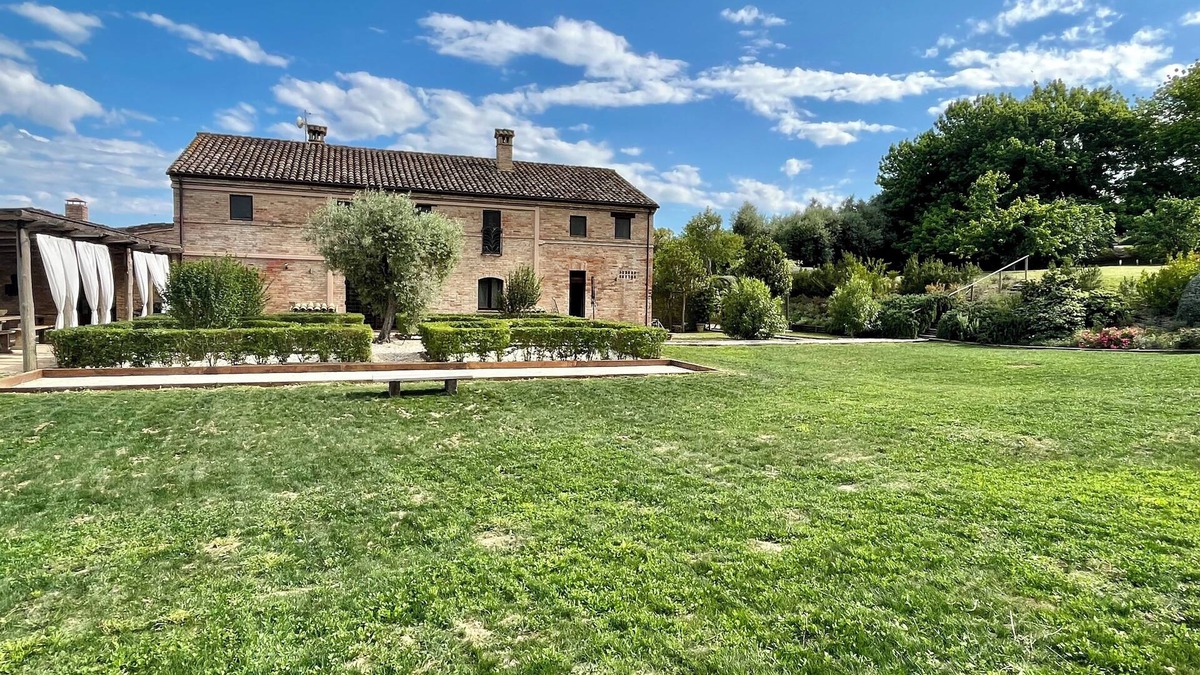 Monterubbiano House | Sprawling Italian villa with pool and gardens minutes to the Adriatic Sea.