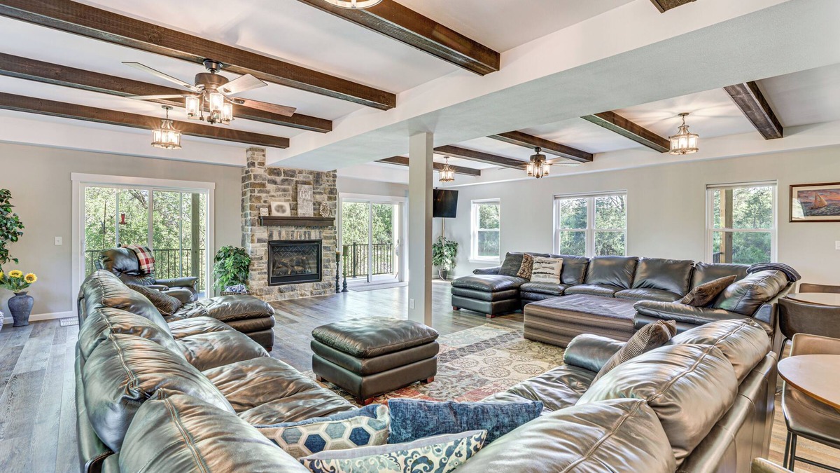 Wisconsin Dells Villa | Sprawling Wisconsin Dells Home w/Deck & Fire Pit