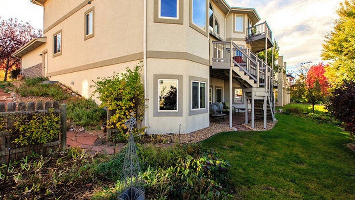 Longmont Apartment | Spread out in a large,1600 sq foot comfort suite 1 bedroom plus additional nook