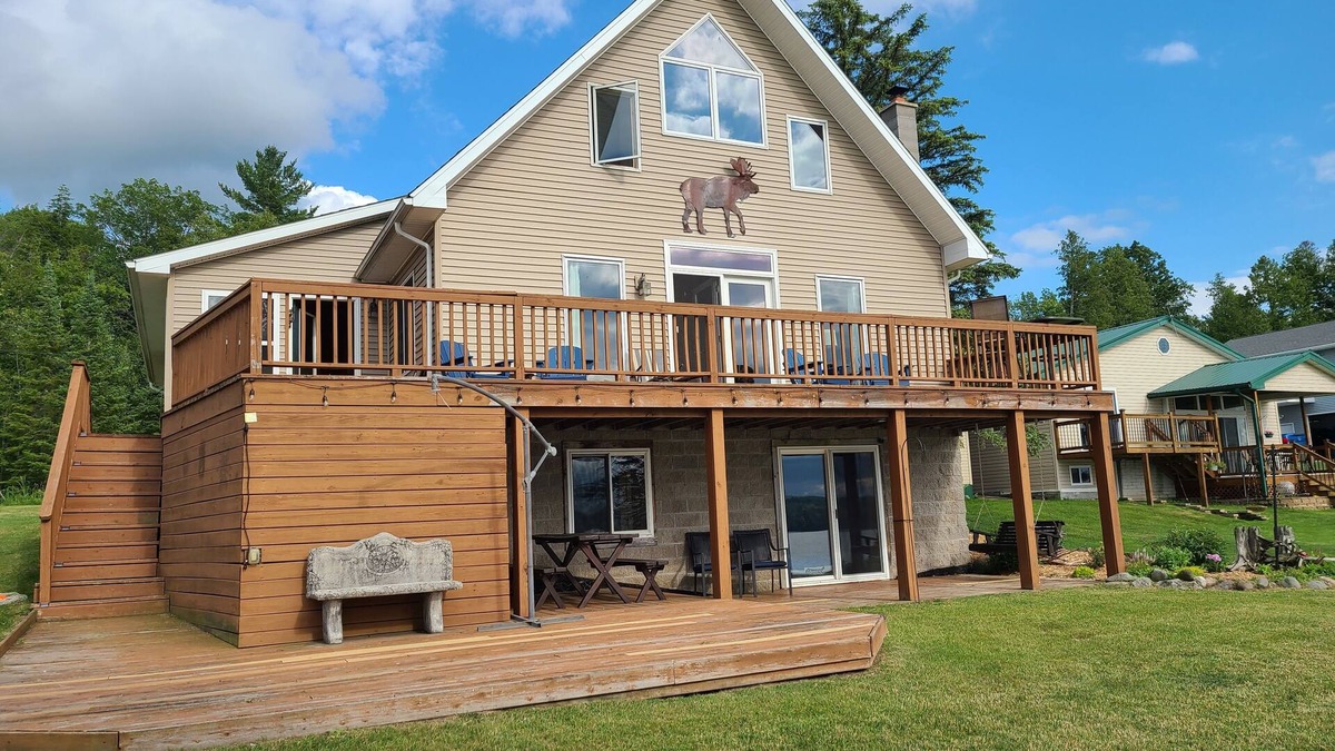Lachine House | Spread out in our spacious double lot lakefront cabin!