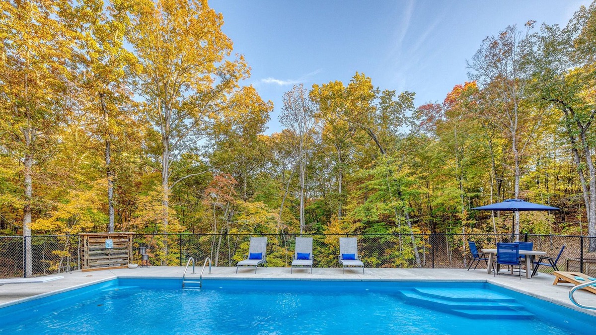 Foxfire Estates Cabin | Spring Break - POOL, sleeps 18, theater, hot tub, gameroom, & 5 min to downtown