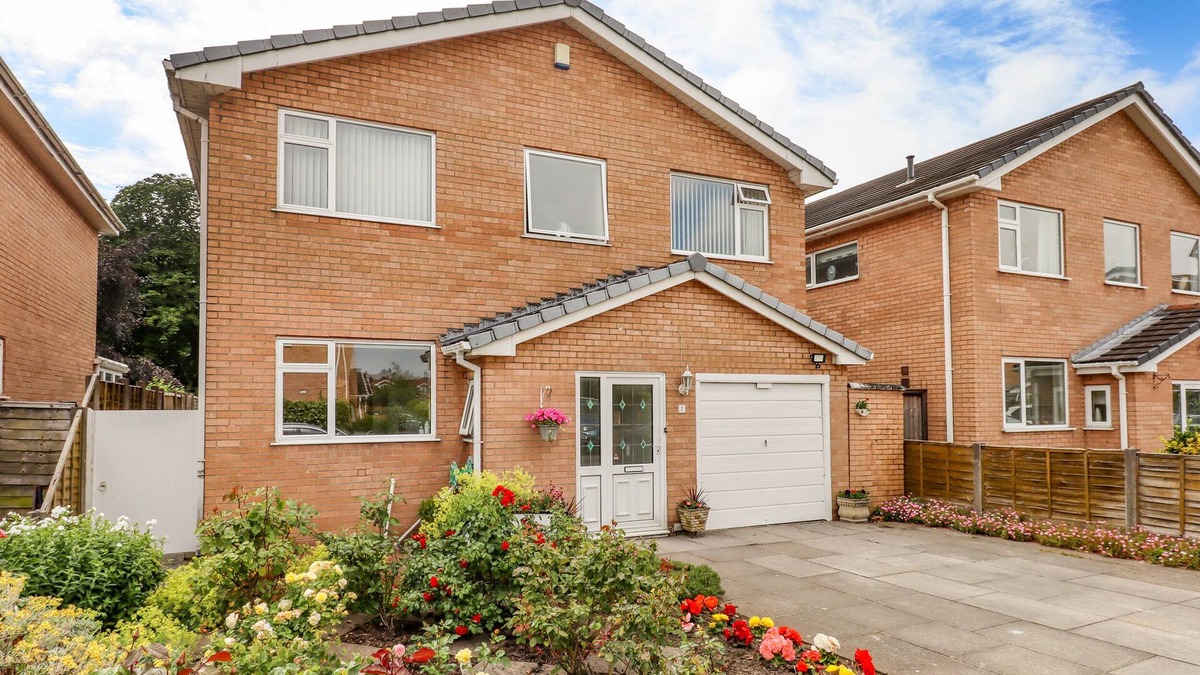 Birkdale Cottage | SPRING CLOSE, pet friendly, with a garden in Southport