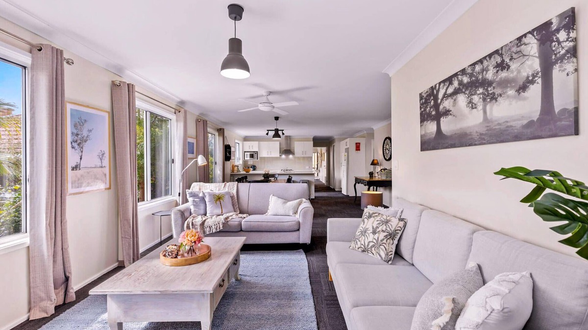 Nowra House | Spring cottage Family 4BR Retreat Walk to Nowra