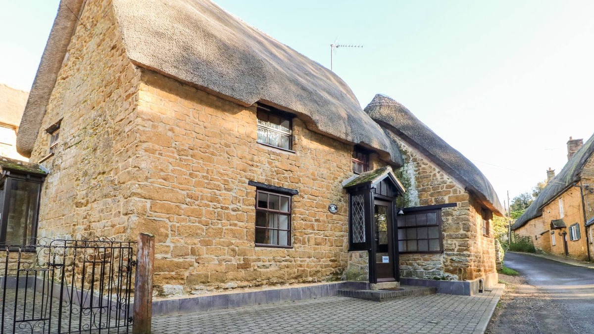 Wroxton Cottage | SPRING COTTAGE, family friendly, character holiday cottage in Wroxton