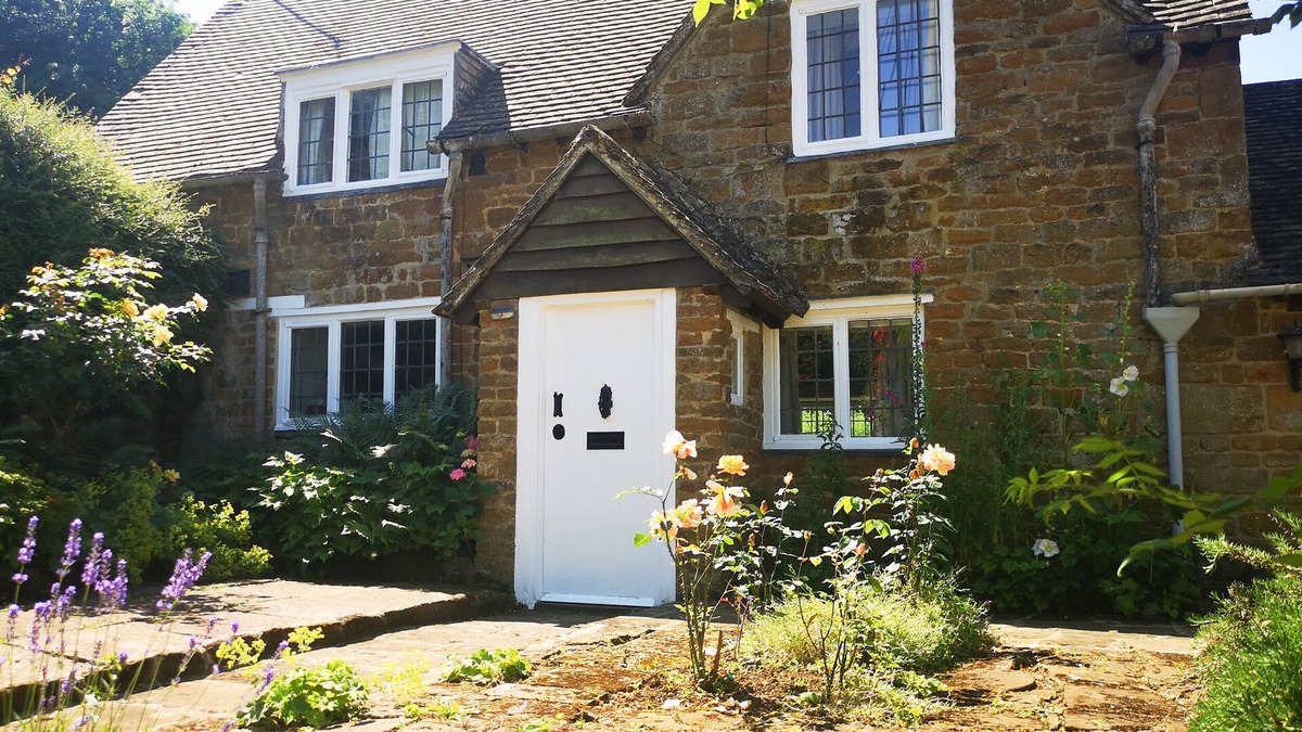 Sibford Gower Cottage | SPRING COTTAGE, pet friendly, with open fire in Banbury