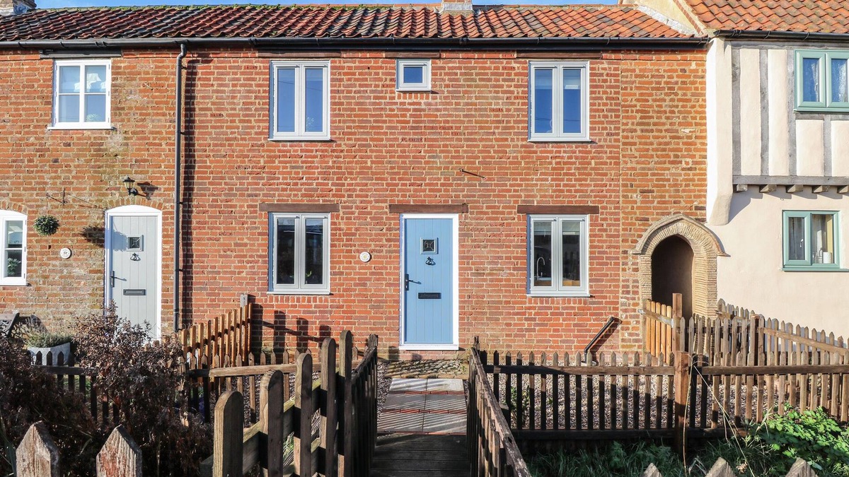 Sea Palling Cottage | SPRING COTTAGE, pet friendly, with open fire in Sea Palling