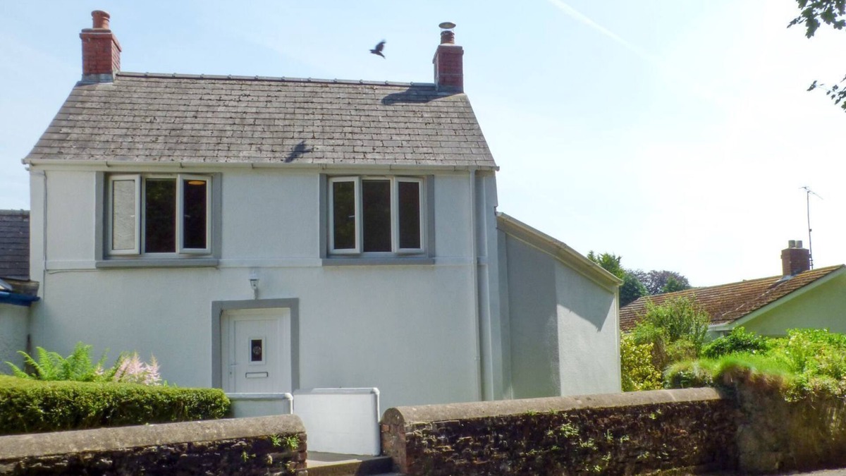 Laugharne Cottage | SPRING GARDEN COTTAGE, pet friendly, with open fire in Laugharne