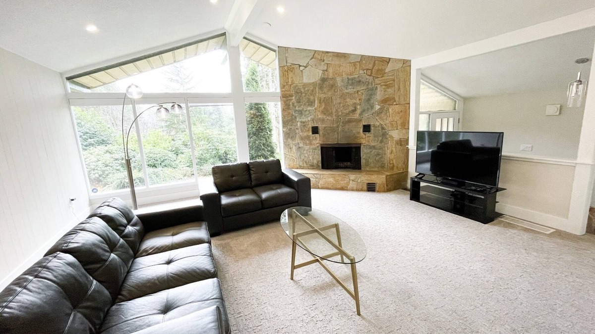 Saanich House | Spring Gate Estate by Elk Lake