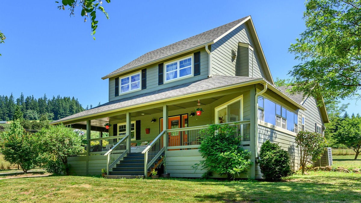 Newberg House | Spring is Here in Wine Country🌷Reserve your stay and come visit us 🍇