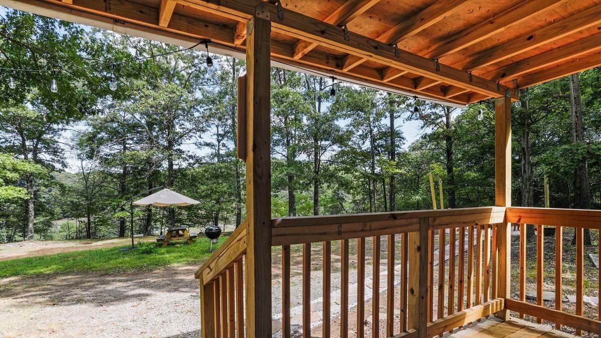 Berkeley Springs Cabin | SPRING IS HERE!!! RUSTIC/MODERN Log Cabin!! Hot Tub~King Bed~Fire pit~Wi-Fi