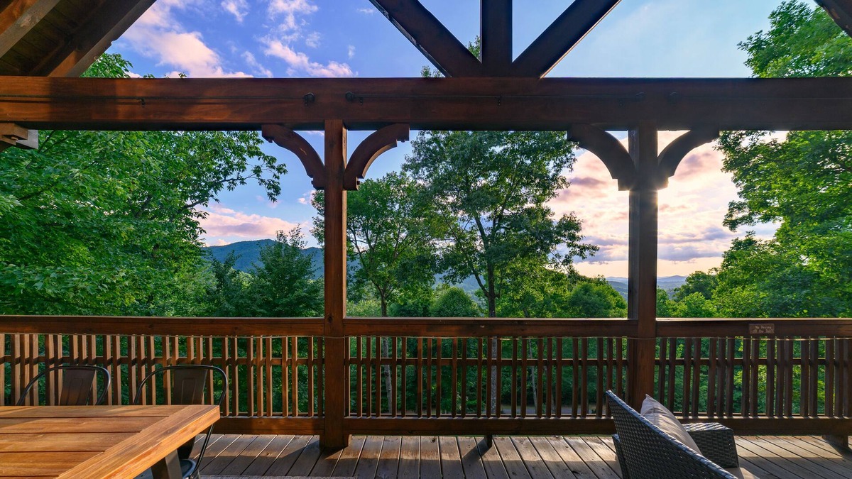 Hayesville Cabin | Spring is in the air. Cozy cabin 3b/3ba, views of the Smokies. Near Nantahala!