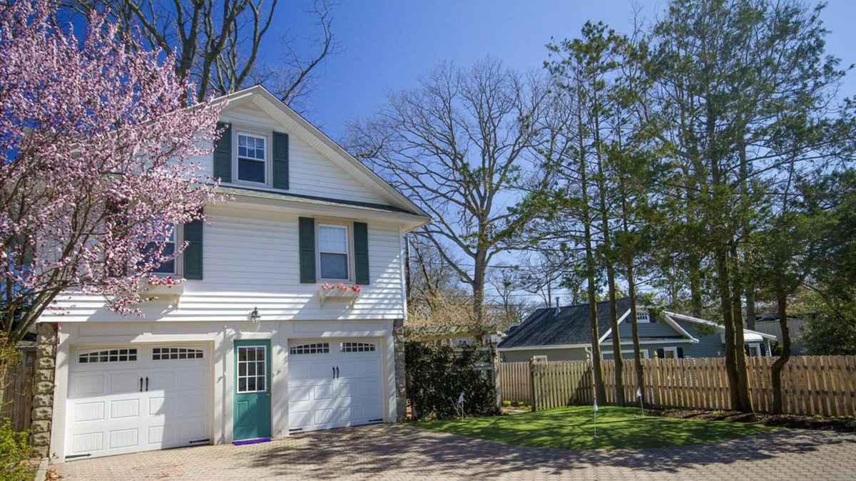 Spring Lake Cottage | Spring Lake Carriage House by Beautiful Beach