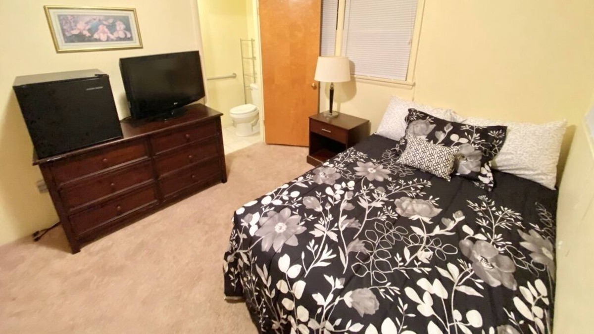 Battle Creek Boat Rental | Spring Lake Cottage Private Rm #2
