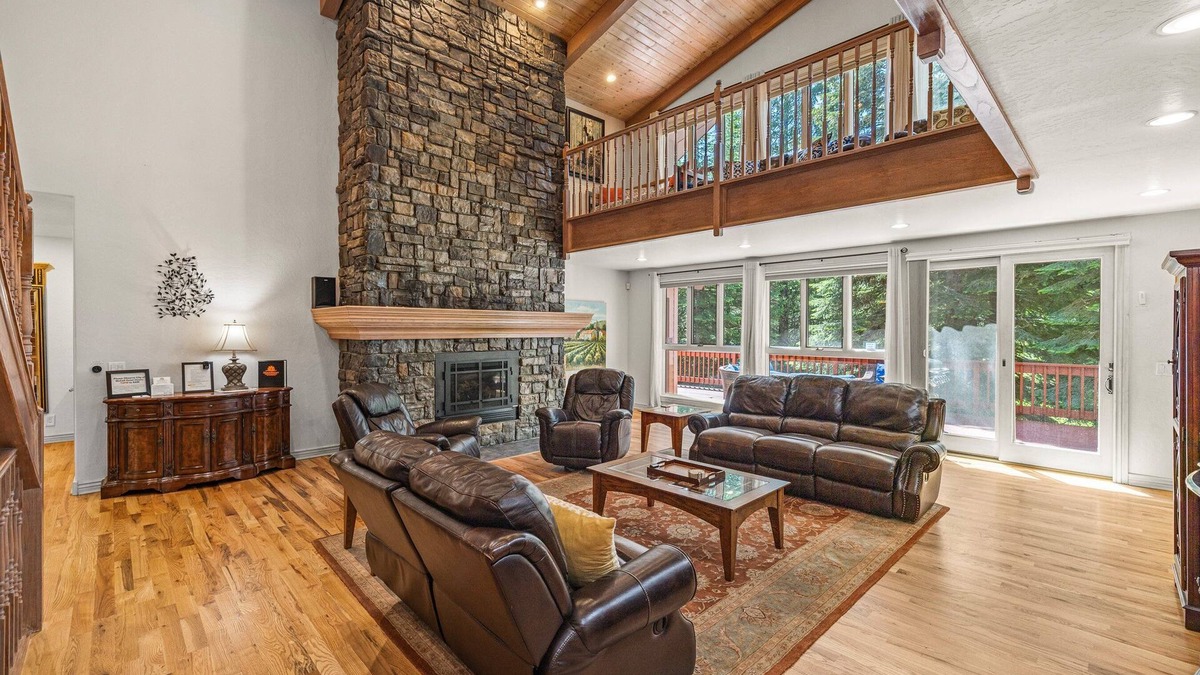 McCall House | Spring Mountain Manor - Amazing 7bd family gathering place in quiet wooded neighborhood