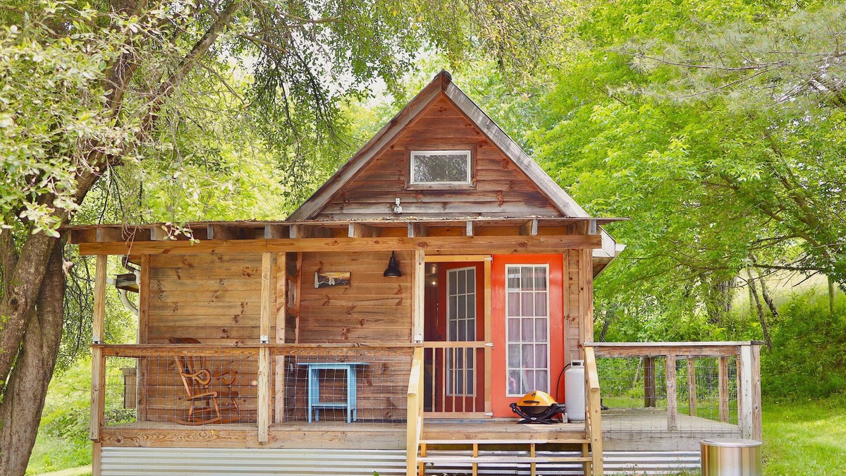 Court House Cabin | Spring Side Cabin at Skipwillow Farm