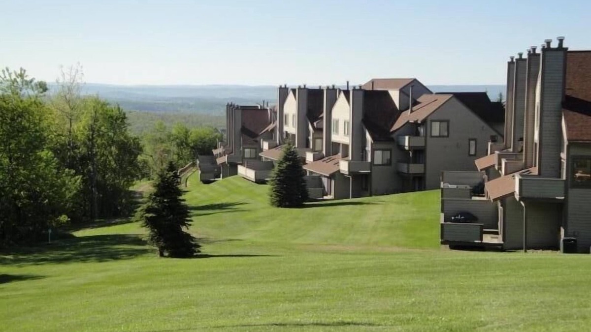 Seven Springs Condo | Spring/Summer on the Mountain at 7 Springs! Updated & Cozy condo! Ski in/Ski out