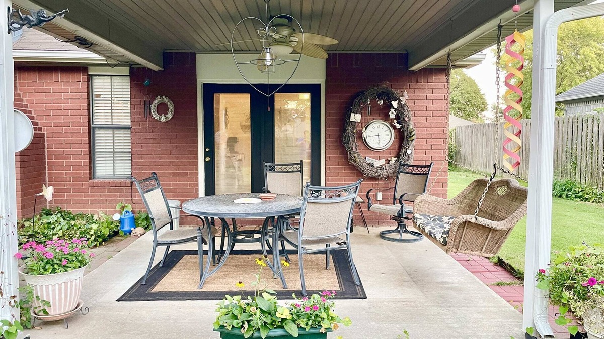 Springdale House | Springdale gem, centrally located, covered patio