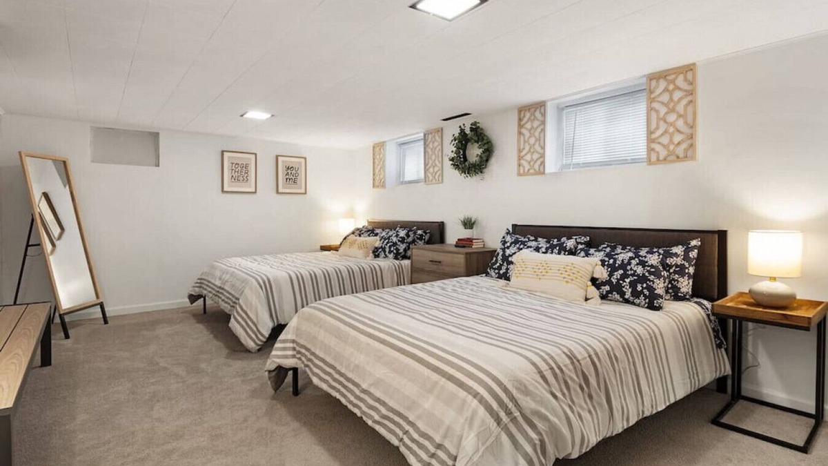 East Peoria House | Springfield · 5Queens+1TwinFuton: East Peoria-Perfect for Lrg Groups