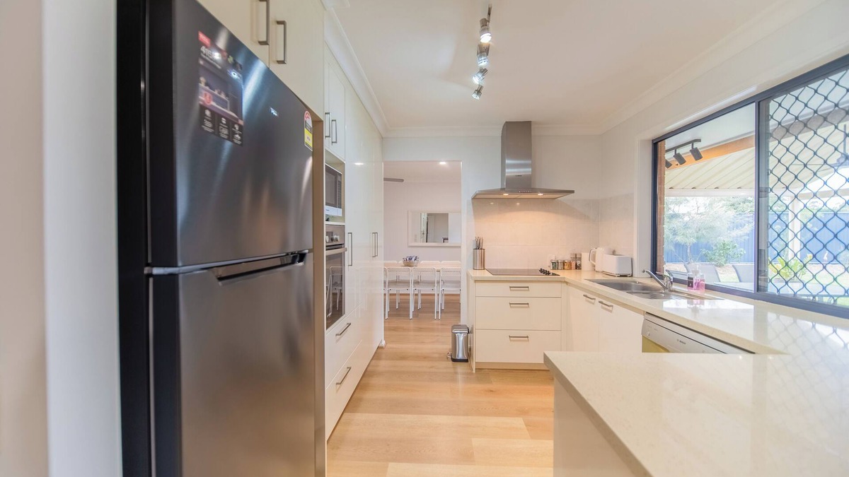 Camira House | Springfield Breeze - Tranquil Family Home with Beautiful Back Garden & BBQ