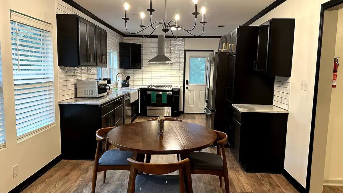 College Park House | Springhill Bungalow-cozy bungalow located in the Springhill area.nn