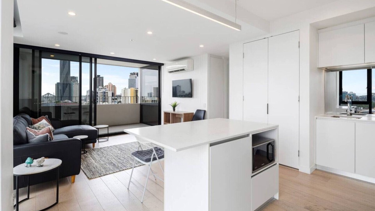 Spring Hill Apartment | Springhills close to CBD 2BR/1BA with Parking