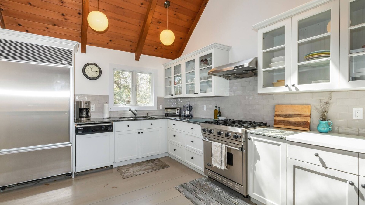 Clearwater Beach House | Springs Chic, Steps from private Gardiners Bay beach!