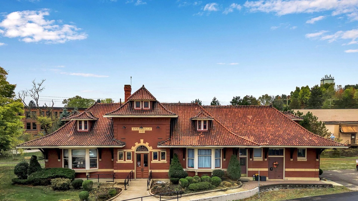 Springville Apartment | Springville Depot Inn - Suite with Private Yard!