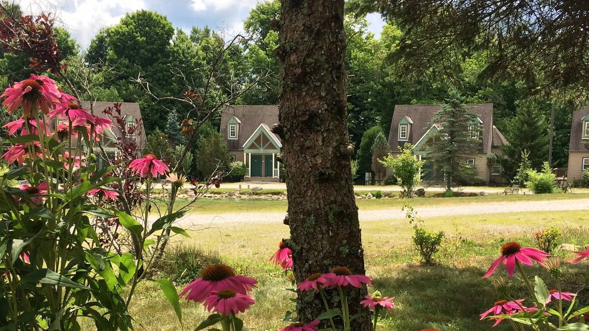 Mansfield Hotel | Spruce Hill Inn and Cottages