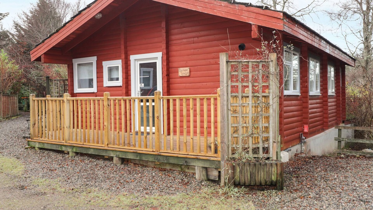 Marybank Cottage | SPRUCE LODGE, pet friendly, with a garden in Strathpeffer