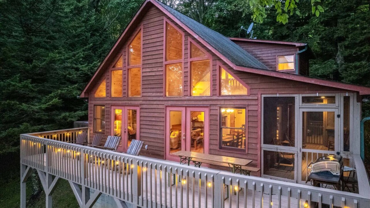 Sylva House | Spruce Patch - Mountain Cabin with Stunning Views and a Hot Tub!