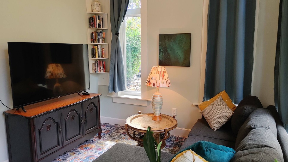 Cobble Hill House | Spruce Suite - Beach and Vineyard steps away!