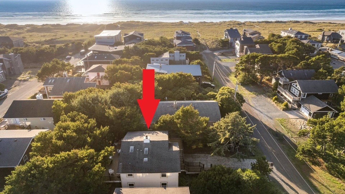 Manzanita House | Spyglass Inn MCA#629-Perfect couples retreat, large deck, wood fireplace.