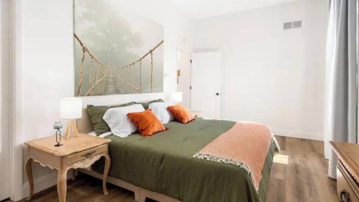 Washington House | Square Haven Duplex- Walk to Pubs Cafe & Ice Cream